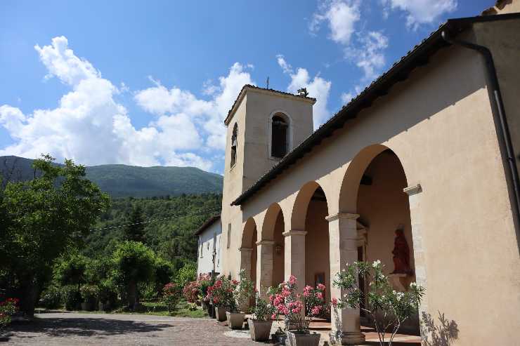 un edificio rustico con archi e fiori