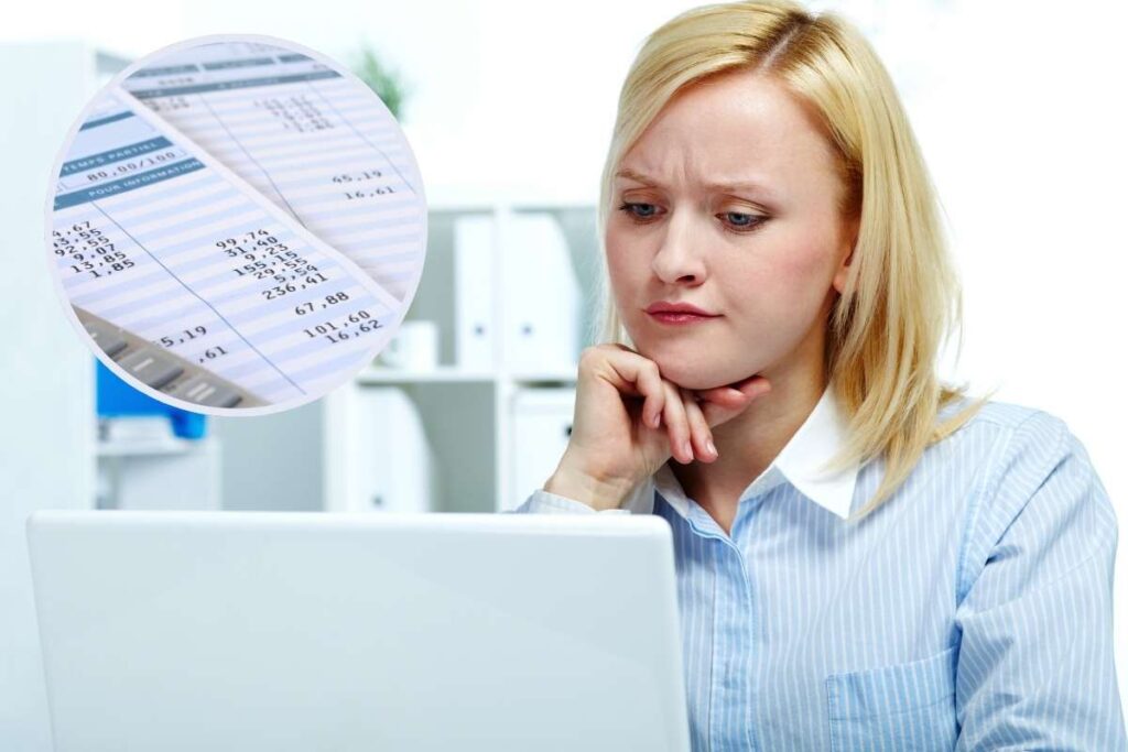 donna al pc dubbiosa e documento in cornice