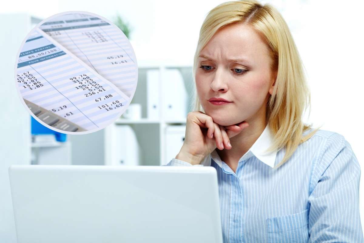 donna al pc dubbiosa e documento in cornice