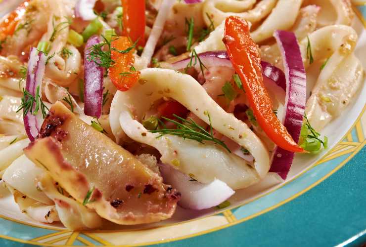 calamari con cipolle ed erbe