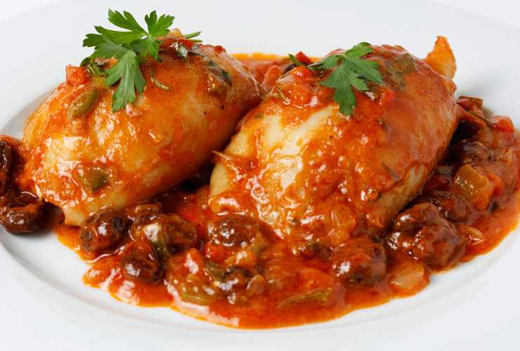due calamari ripieni con il sugo nel piatto