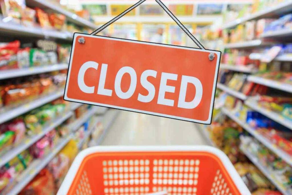 carrello nel supermercato e cartello chiusura