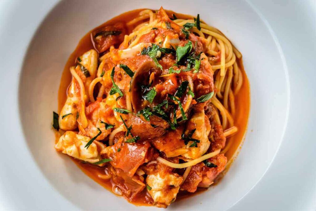 piatto di pasta alla chitarra con sugo di seppia
