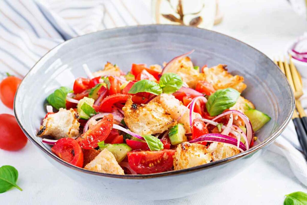 piatto di ciaudella abruzzese con pomodoro, cipolla, basilico e pane