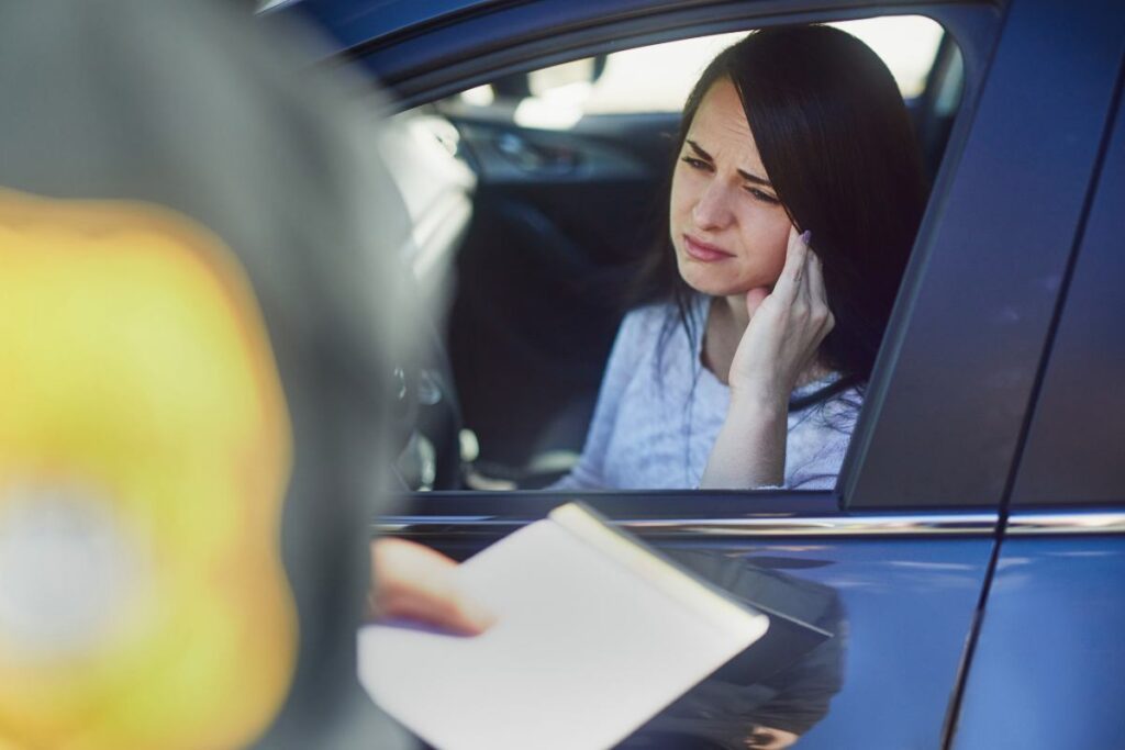 ragazza in auto prende la multa