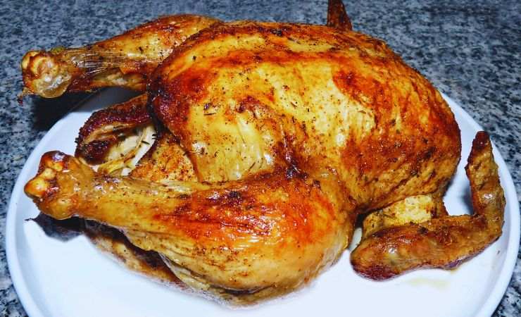 pollo cotto in un piatto