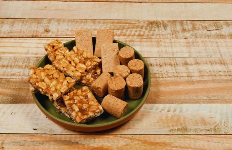 dei dolcetti in un vassoio