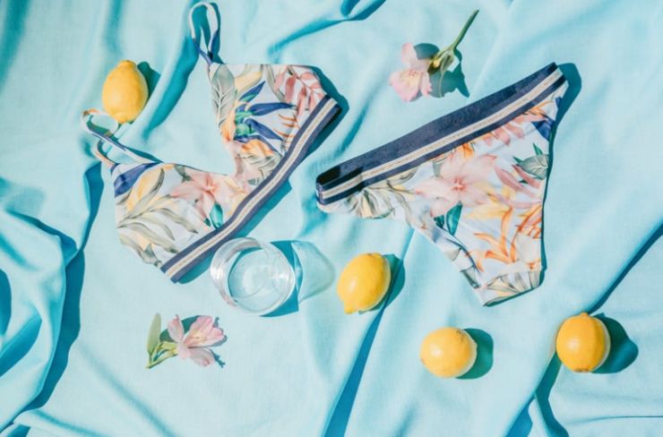 costume steso su di un telo azzurro