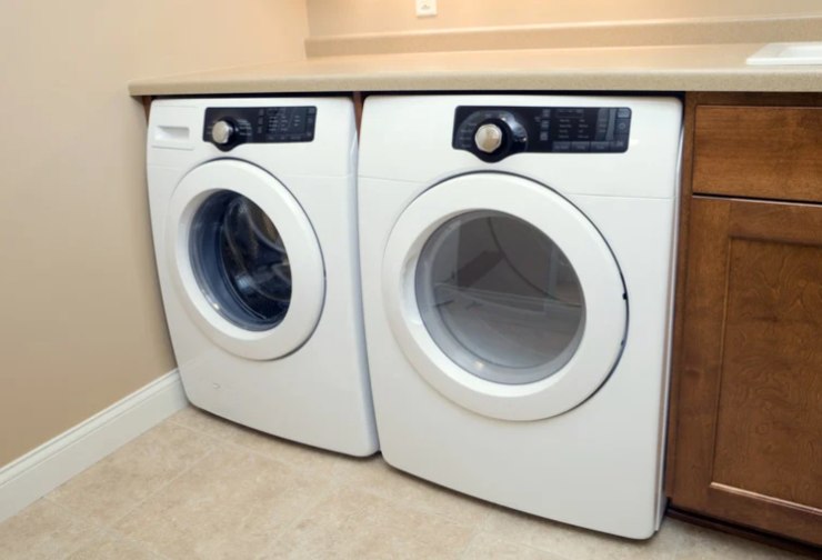 stanza con asciugatrice e lavatrice