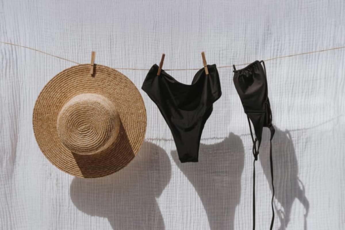 costume e cappello di paglia appesi ad asciugare