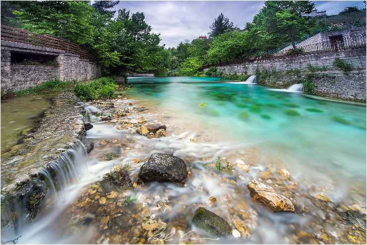 acqua limpida e piccola cascata