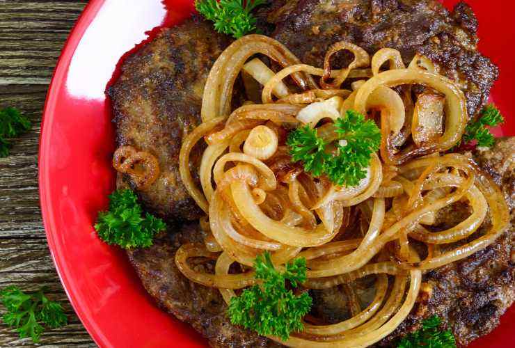 piatto di fegato con le cipolle