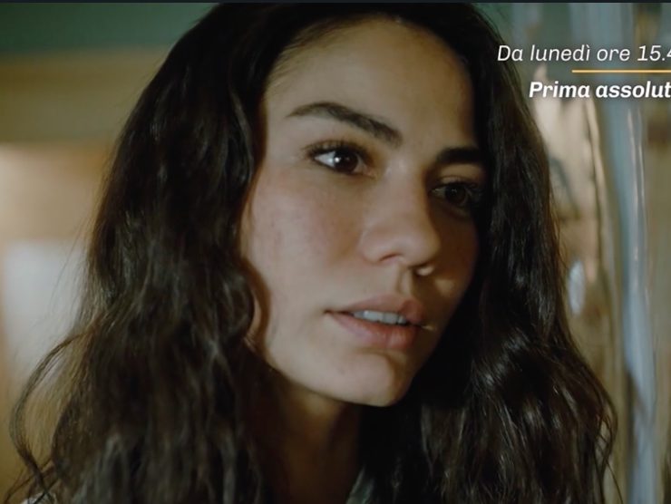 demet odzemir veste i panni di farah 