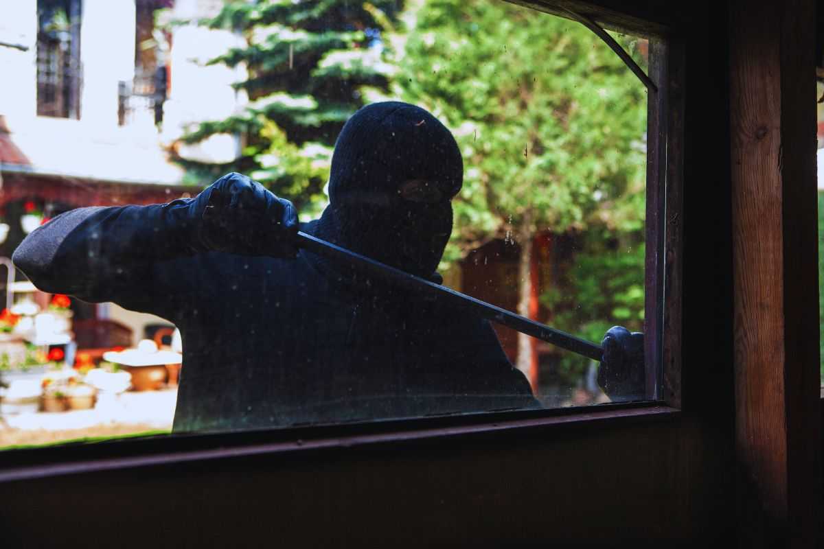 ladro forza la finestra