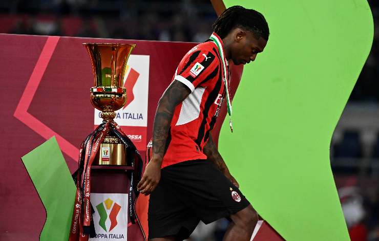 leao deluso passa davanti alla coppa