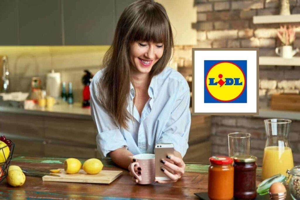 donna in cucina che sorride mentre guarda il cellulare