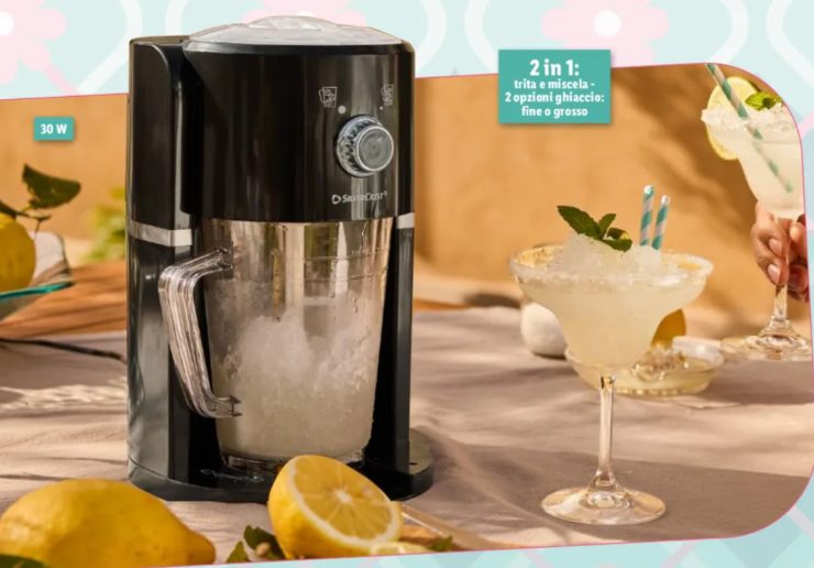 macchina per granite e cocktail e accanto un cocktail