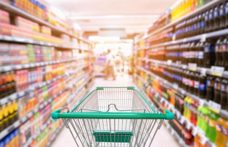 carrello vuoto in mezzo ad una corsia del supermercato