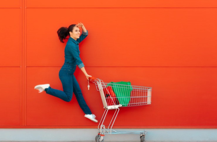 donna che spinge il carrello della spesa