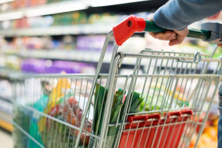 persona che spinge il carrello al supermercato