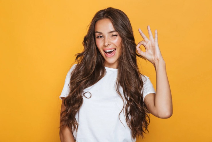 donna che fa l'occhiolino e fa ok con le dita