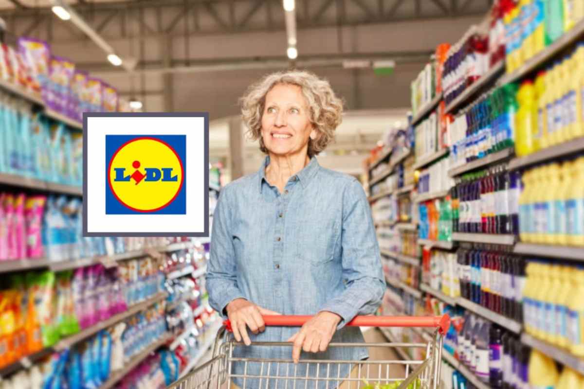 donna sorridente con il carrello al supermercato