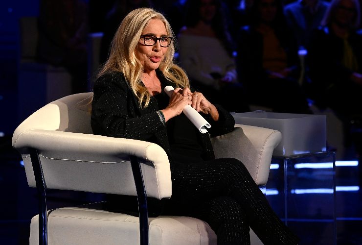 mara venier seduta con fogli in mano