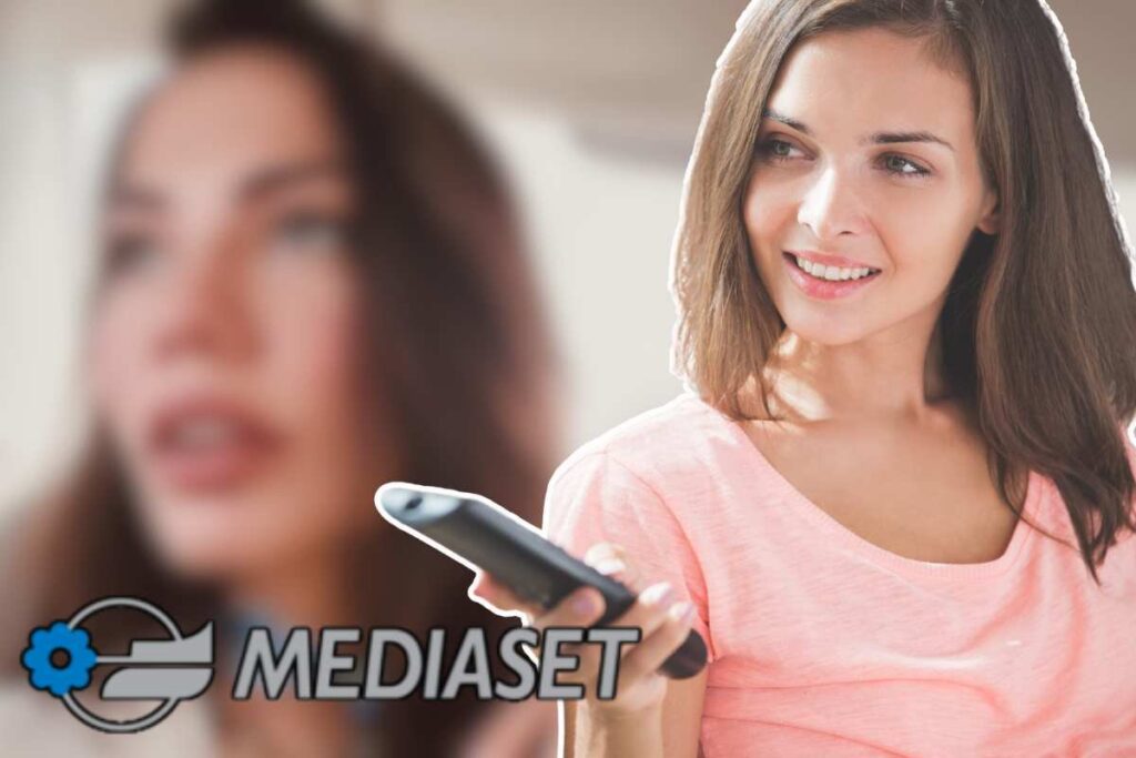 Ragazza con telecomando e logo Mediaset