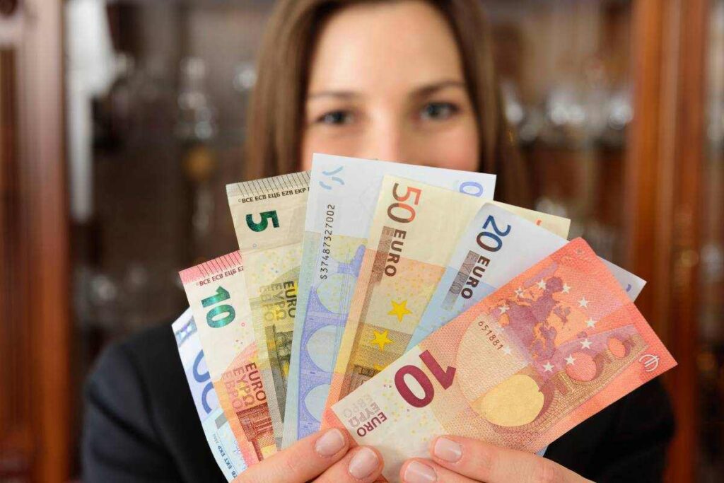 donna con i soldi in mano