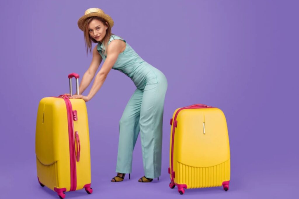 donna con due valigie gialle