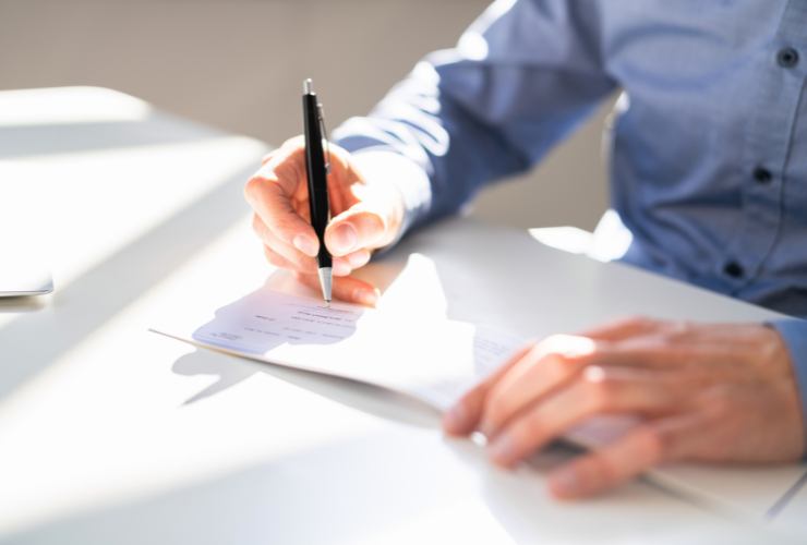 persona firma la busta paga