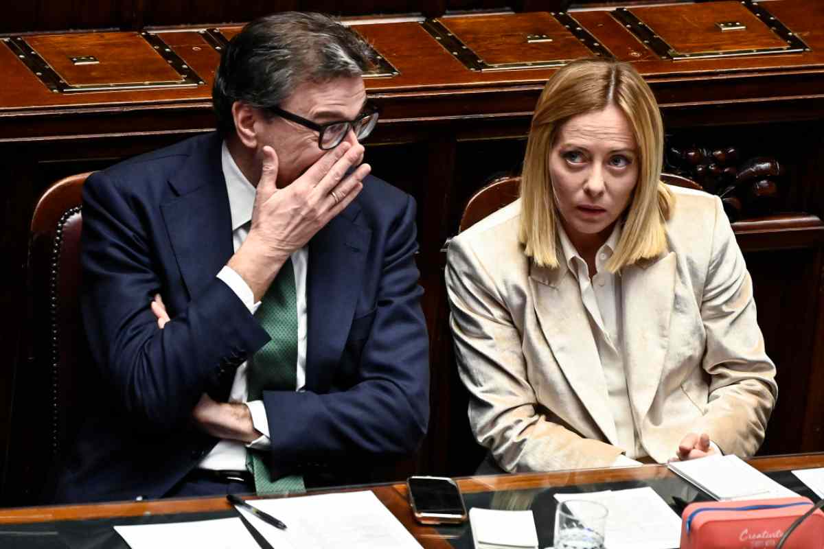 il premier giorgia meloni seduta accanto al ministro giorgetti
