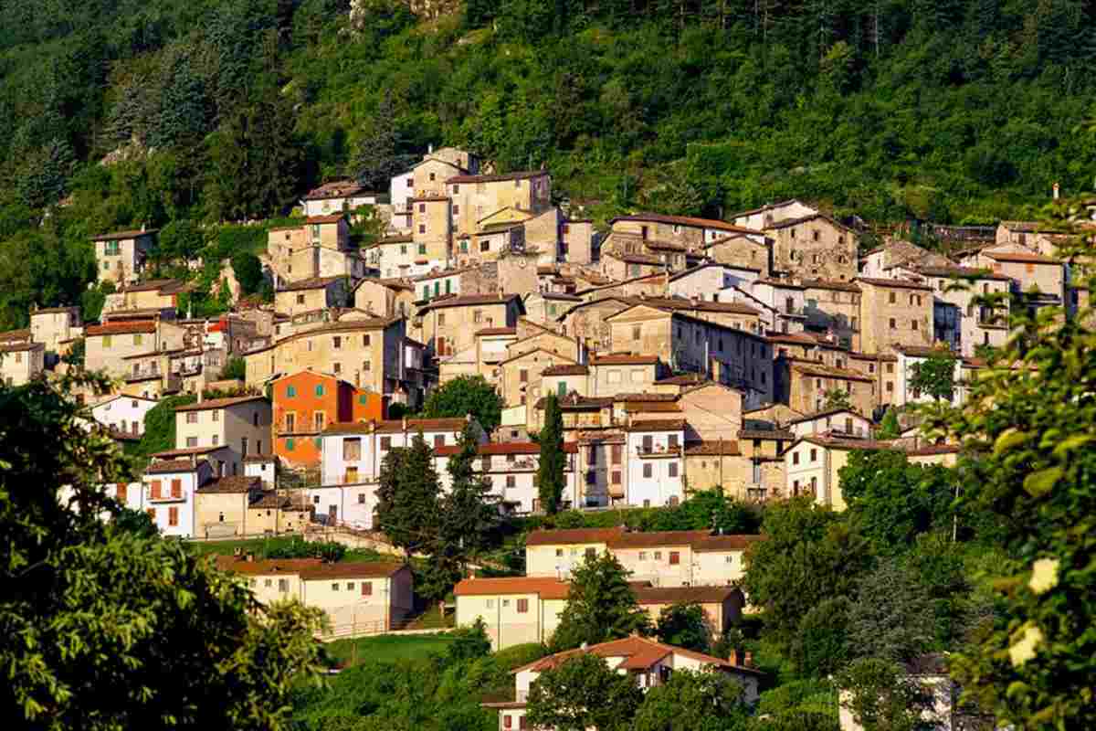 un paesino in una vallata