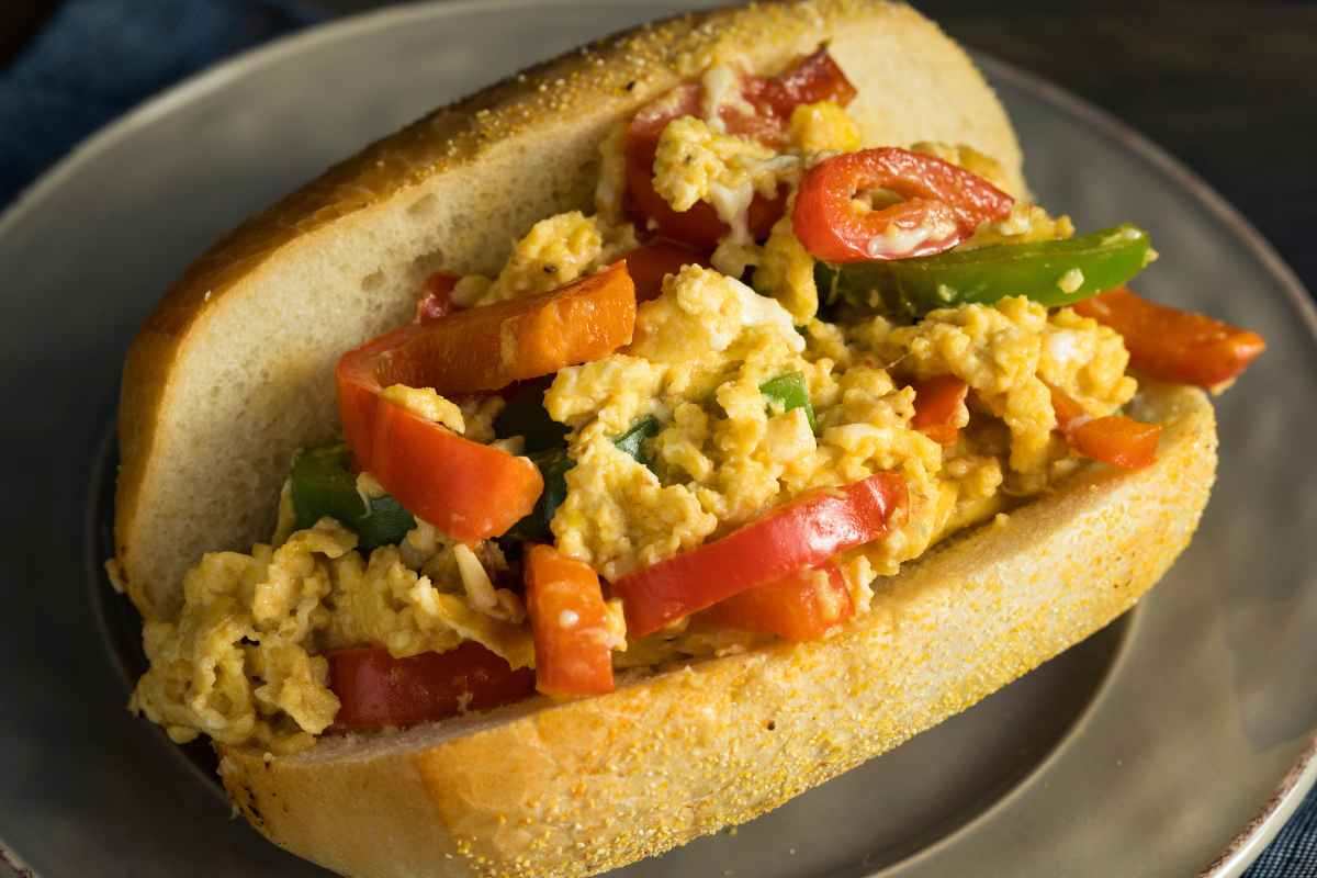 panino con uovo e peperoni