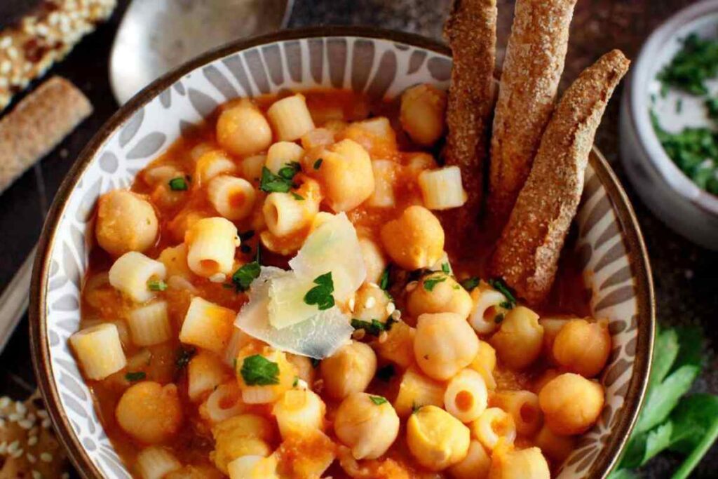 piatto di pasta e ceci con pomodoro e crostini