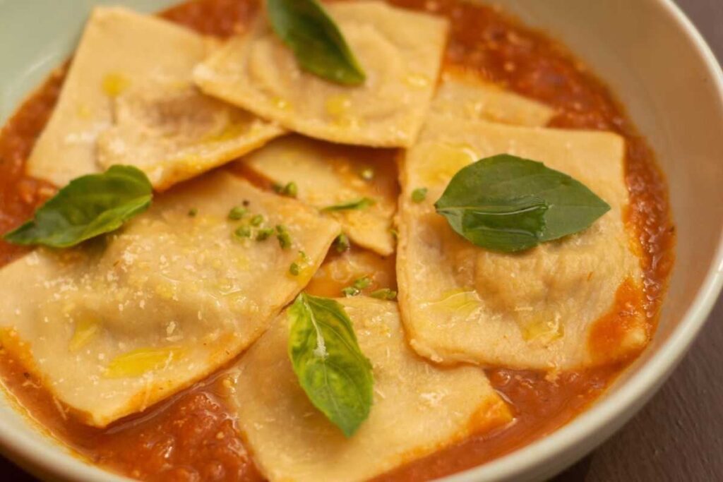 piatto di fregnacce all'abruzzese con il sugo