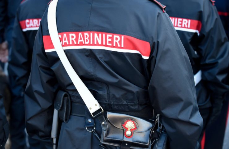 carabinieri di spalle