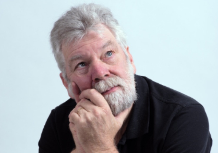 uomo anziano pensieroso