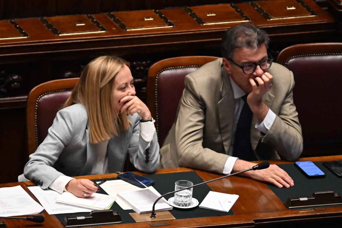 il premier giorgia meloni con il ministro dell'economia giancarlo giorgetti in parlamento