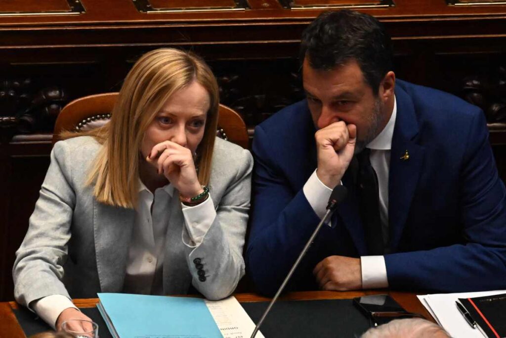 il premier giorgia meloni seduta accanto al vicepremier matteo salvini