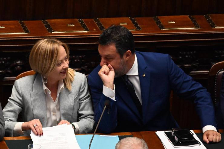 il premier giorgia meloni che parla con il vicepremier matteo salvini