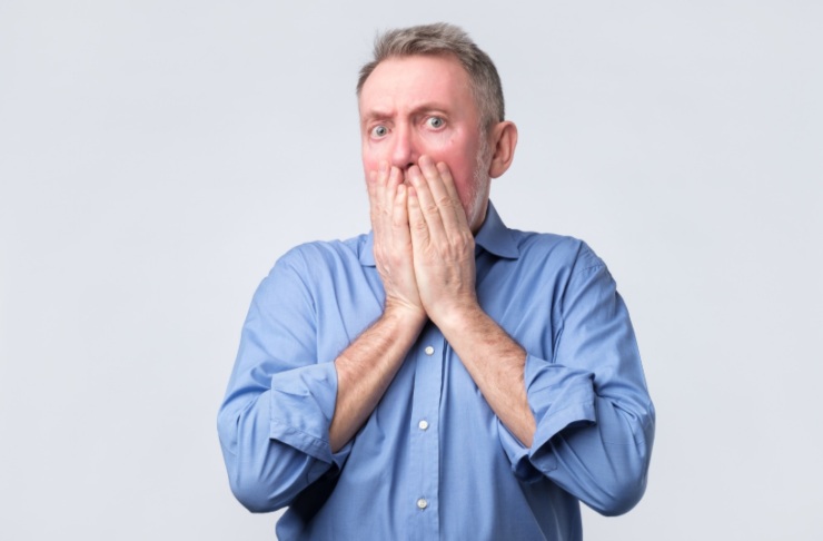 uomo con le mani davanti alla bocca