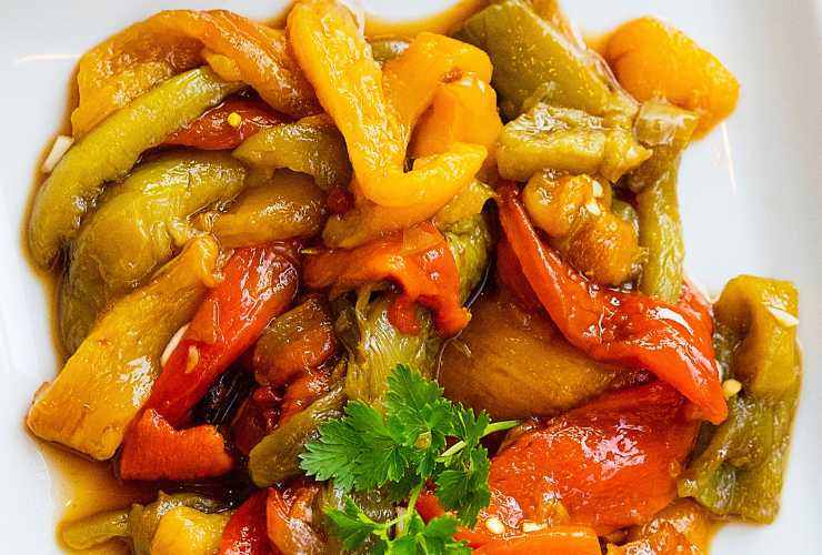 peperoni arrosto in un piatto