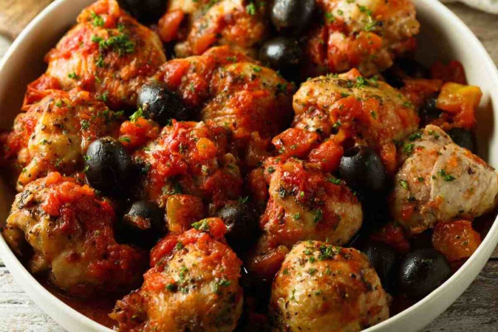 piatto con pollo, pomodori e olive