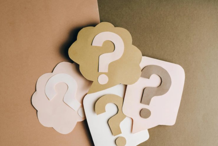 nuvolette con punti interrogativi