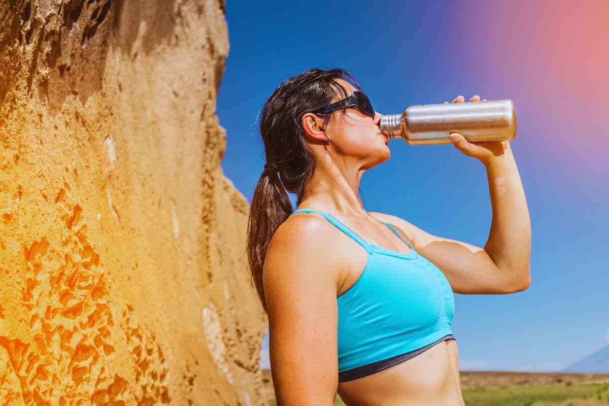 Donna che beve acqua