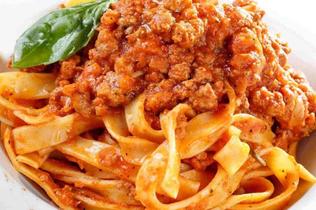 piatto di pasta alla mugnaia con ragù di carne