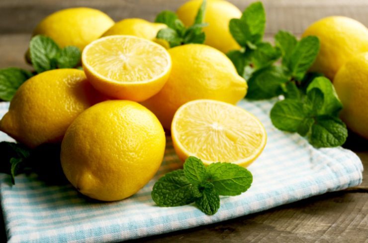 limoni e foglie di menta