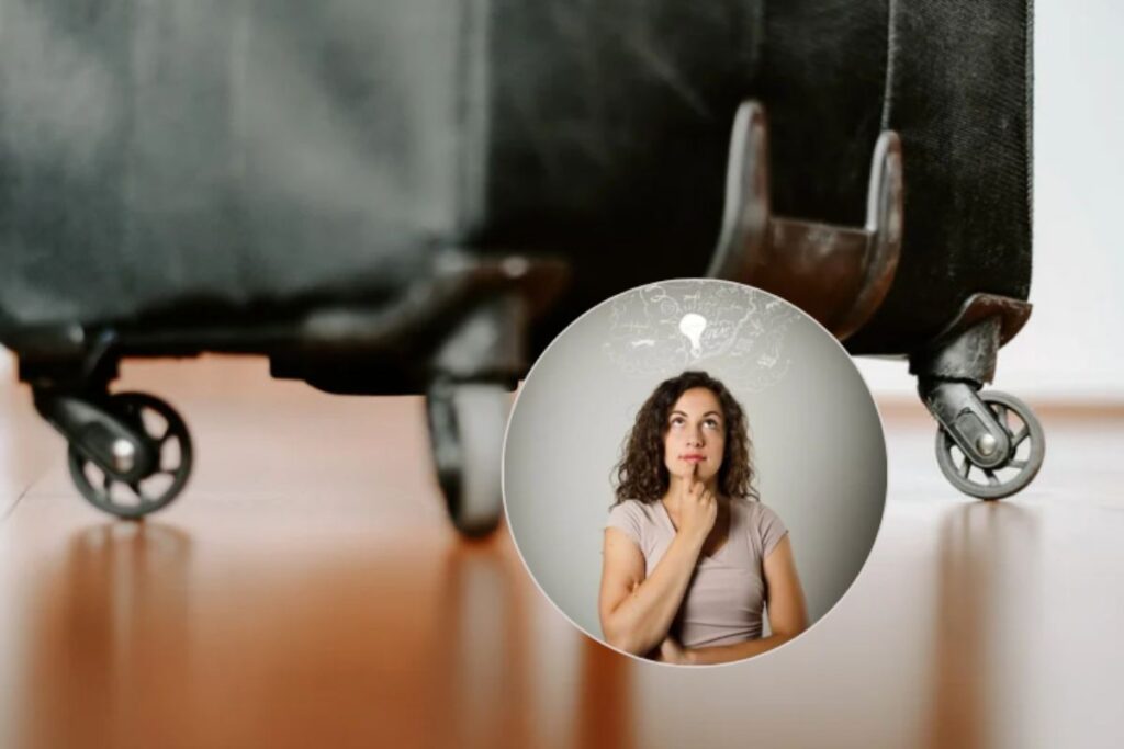 ruote di valigia e donna che pensa