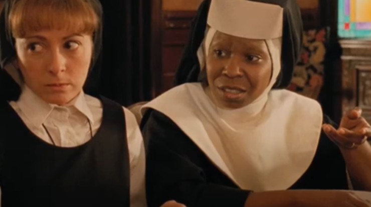 whoopi goldberg in una scena di sister act